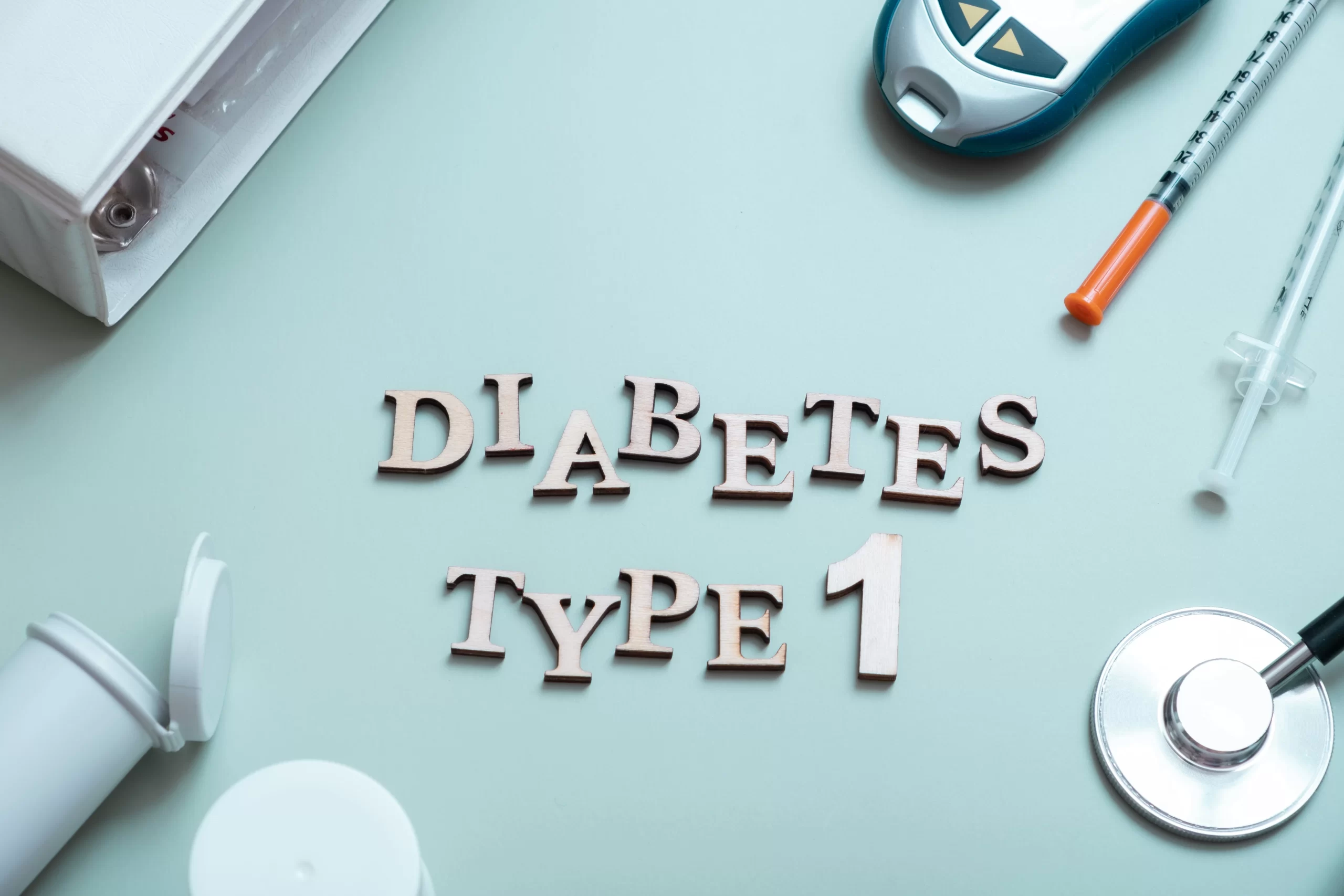 inscription-diabetes-type-1-glucometer-syringes-medical-equipment-colored-background-top-view-min